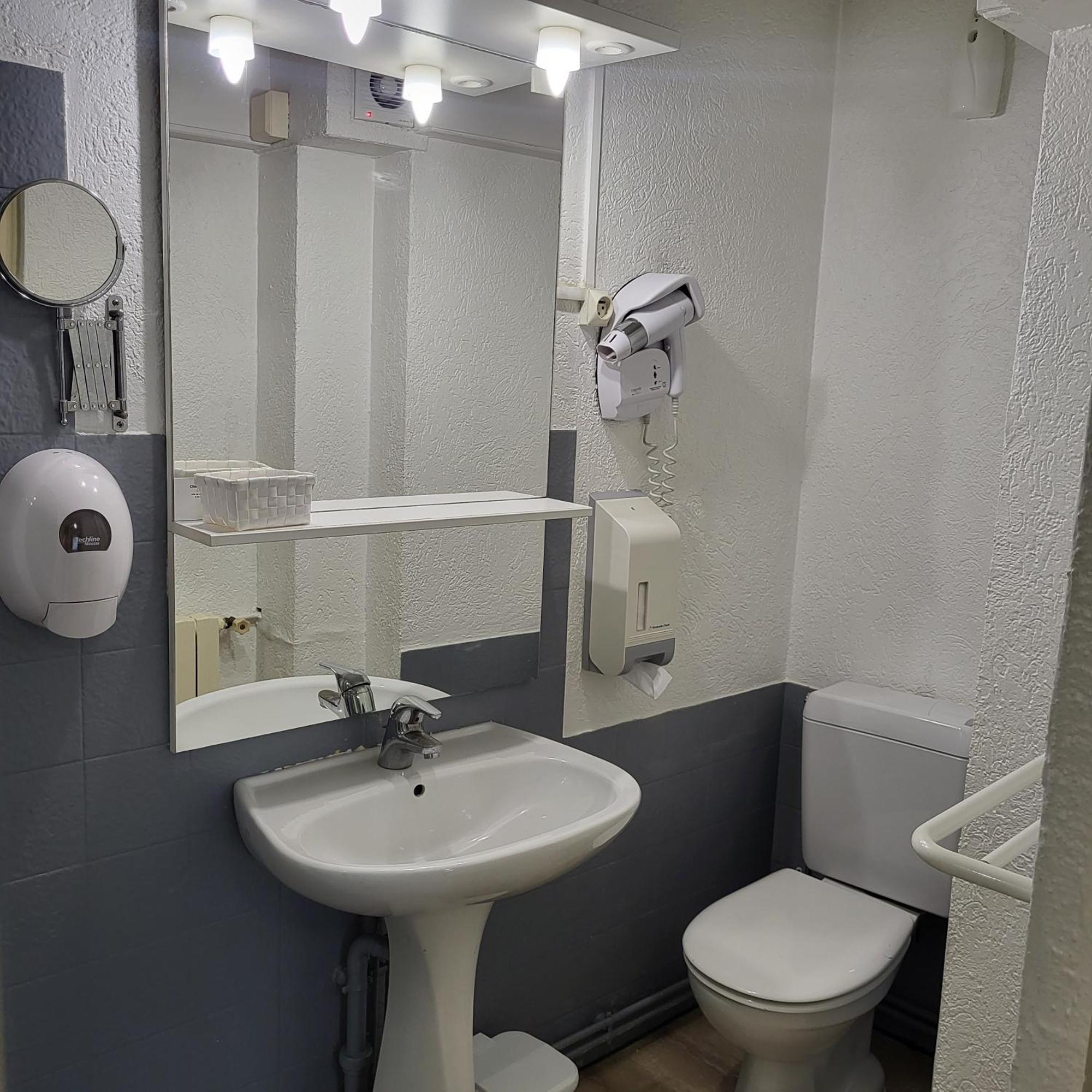 Ga Location Hotel Mâcon Buitenkant foto